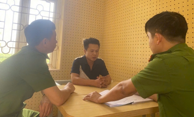 Bắt 2 đối tượng đòi CSGT chuyển tiền mới rút đơn khiếu nại
- Ảnh 1. Bắt 2 đối tượng đòi CSGT chuyển tiền mới rút đơn khiếu nại
- Ảnh 1.