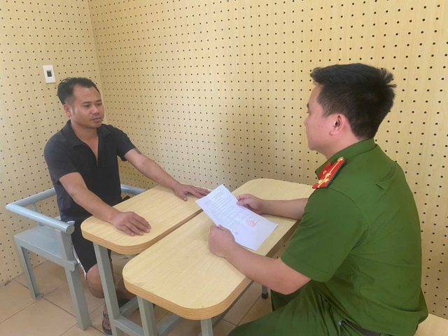 Bắt 2 đối tượng đòi CSGT chuyển tiền mới rút đơn khiếu nại
- Ảnh 2. Bắt 2 đối tượng đòi CSGT chuyển tiền mới rút đơn khiếu nại
- Ảnh 2.