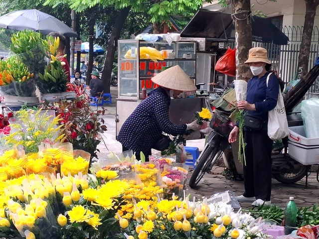 Tết Đoan Ngọ: Vải thiều đắt khách, rượu nếp lên ngôi, bánh tro không đủ bán- Ảnh 3. Tết Đoan Ngọ: Vải thiều đắt khách, rượu nếp lên ngôi, bánh tro không đủ bán- Ảnh 3.