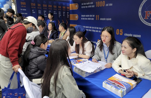 Bộ GD&ĐT giải thích về quy đổi điểm trúng tuyển đại học 2025- Ảnh 1. Bộ GD&ĐT giải thích về quy đổi điểm trúng tuyển đại học 2025- Ảnh 1.