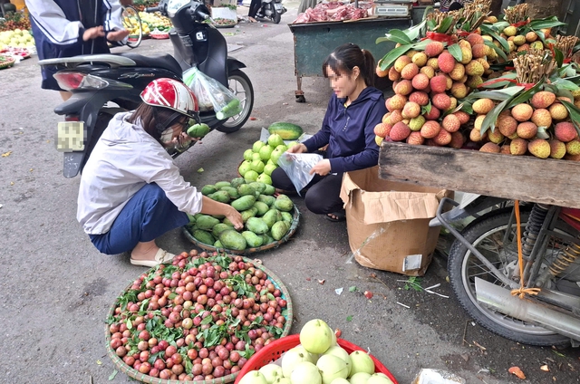 Tết Đoan Ngọ: Vải thiều đắt khách, rượu nếp lên ngôi, bánh tro không đủ bán- Ảnh 2. Tết Đoan Ngọ: Vải thiều đắt khách, rượu nếp lên ngôi, bánh tro không đủ bán- Ảnh 2.
