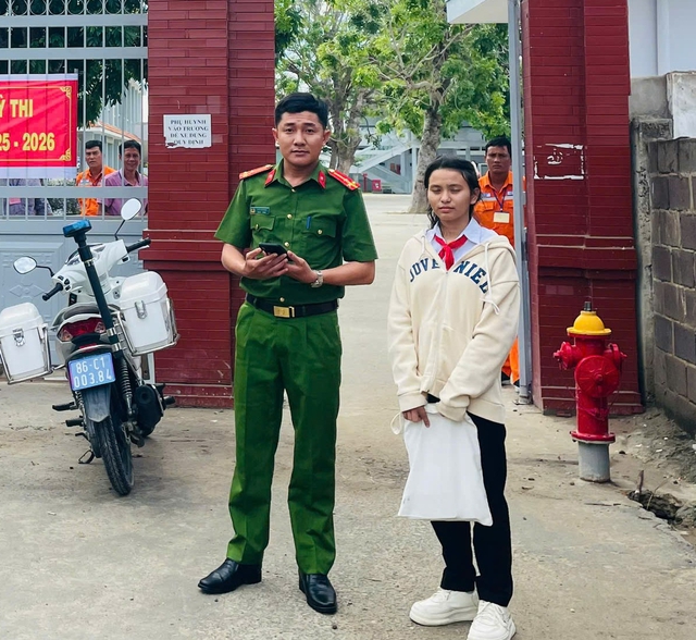Đi nhầm điểm thi cách 60 km, thí sinh được công an hỗ trợ đưa đến đúng điểm thi, kịp giờ làm bài- Ảnh 1. Đi nhầm điểm thi cách 60 km, thí sinh được công an hỗ trợ đưa đến đúng điểm thi, kịp giờ làm bài- Ảnh 1.
