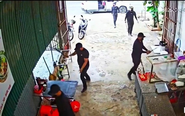 Quá trình truy bắt nhóm mặc đồ đen đập phá quán phở, tạt sơn nhà ‘con nợ’ như thế nào?- Ảnh 1. Quá trình truy bắt nhóm mặc đồ đen đập phá quán phở, tạt sơn nhà ‘con nợ’ như thế nào?- Ảnh 1.