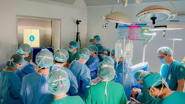 Sự tín nhiệm, niềm tin của bác sĩ Singapore và gia đình giúp bác sĩ Việt Nam giành lại sự sống cho thai nhi- Ảnh 2. Sự tín nhiệm, niềm tin của bác sĩ Singapore và gia đình giúp bác sĩ Việt Nam giành lại sự sống cho thai nhi- Ảnh 2.