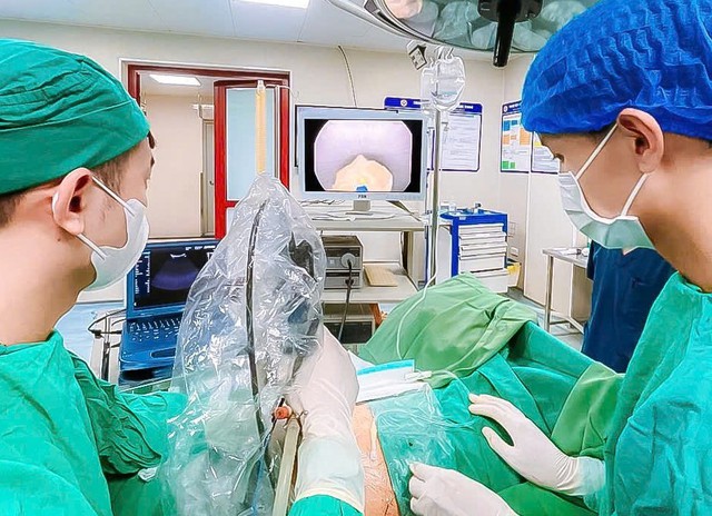40 phút dùng kỹ thuật hiện đại bác sĩ tuyến huyện giúp người đàn ông thoát cơn đau do tiểu ra máu- Ảnh 1. 40 phút dùng kỹ thuật hiện đại bác sĩ tuyến huyện giúp người đàn ông thoát cơn đau do tiểu ra máu- Ảnh 1.