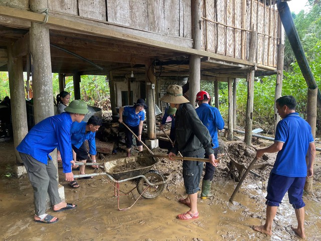 Khẩn trương khắc phục hậu quả mưa lũ tại các huyện miền núi- Ảnh 3. Khẩn trương khắc phục hậu quả mưa lũ tại các huyện miền núi- Ảnh 3.