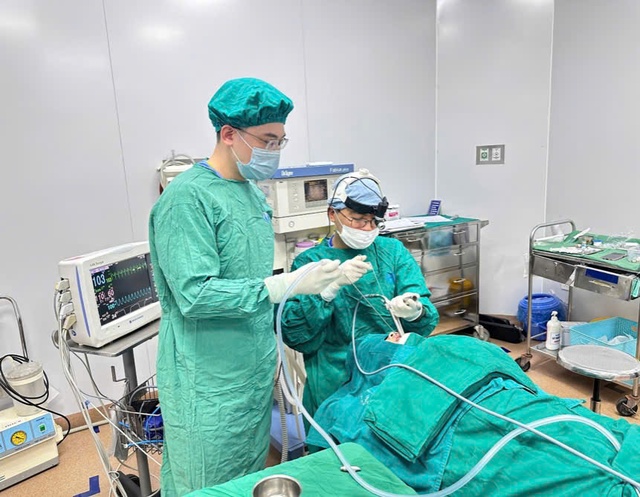Hải Phòng: Bệnh viện Trẻ em gắp thành công dị vật kim loại dài 3cm ở bé gái 12 tháng tuổi- Ảnh 1.