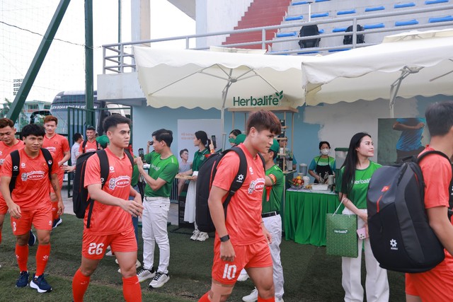 Herbalife Việt Nam tiếp tục đồng hành, tiếp sức cho các Đội tuyển Bóng đá Quốc gia tại buổi giao lưu đặc biệt ở Hà Nội- Ảnh 2. Herbalife Việt Nam tiếp tục đồng hành, tiếp sức cho các Đội tuyển Bóng đá Quốc gia tại buổi giao lưu đặc biệt ở Hà Nội- Ảnh 2.