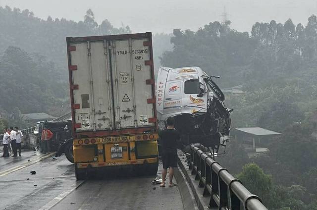 Cao tốc Nội Bài - Lào Cai: Xe đầu kéo lơ lửng trên thành cầu- Ảnh 1. Cao tốc Nội Bài - Lào Cai: Xe đầu kéo lơ lửng trên thành cầu- Ảnh 1.