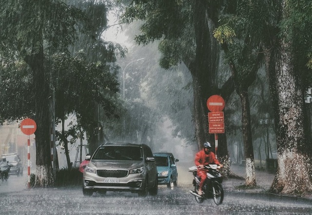 Chiều nay Hà Nội mưa dông kèm lốc sét, gió mạnh- Ảnh 2. Chiều nay Hà Nội mưa dông kèm lốc sét, gió mạnh- Ảnh 2.