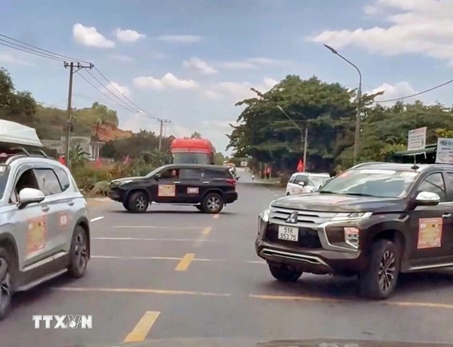 Xác định 4 tài xế trong 'đoàn xe doanh nhân' mắc lỗi dừng xe trái quy định- Ảnh 1. Xác định 4 tài xế trong 'đoàn xe doanh nhân' mắc lỗi dừng xe trái quy định- Ảnh 1.