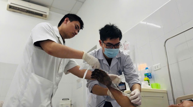 Thợ điện thoát chết sau tai nạn điện giật khiến tay phải bị cháy đen- Ảnh 3.