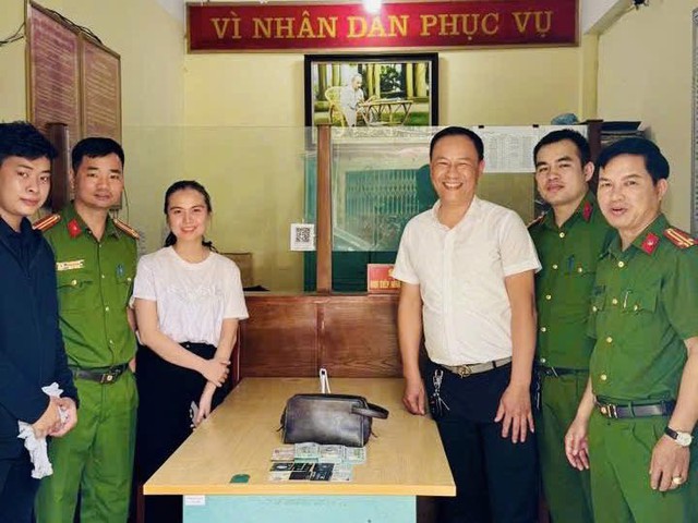 Nhặt được ví có gần nửa tỷ đồng, quyết định của quản lý nhà hàng khiến nhiều người bất ngờ- Ảnh 1. Nhặt được ví có gần nửa tỷ đồng, quyết định của quản lý nhà hàng khiến nhiều người bất ngờ- Ảnh 1.