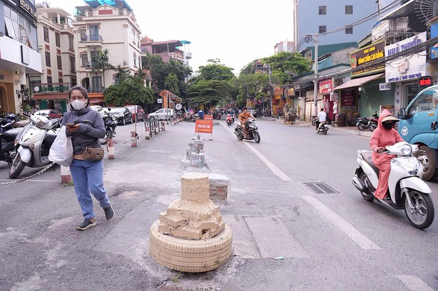 Tự ý đổ 5 trụ bê tông 'chình ình' trước chung cư Lilama, xử lý thế nào?- Ảnh 2. Tự ý đổ 5 trụ bê tông 'chình ình' trước chung cư Lilama, xử lý thế nào?- Ảnh 2.