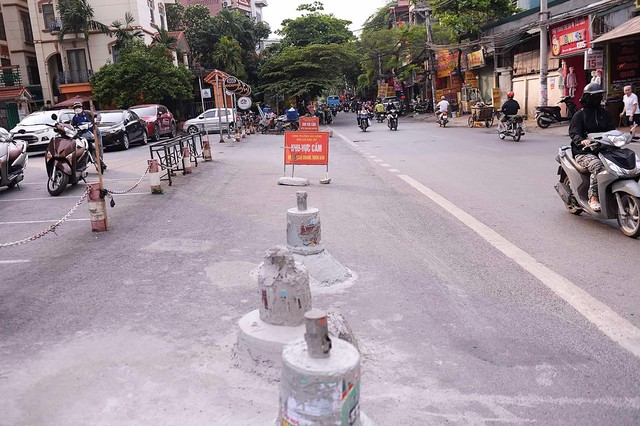 Tự ý đổ 5 trụ bê tông 'chình ình' trước chung cư Lilama, xử lý thế nào?- Ảnh 3. Tự ý đổ 5 trụ bê tông 'chình ình' trước chung cư Lilama, xử lý thế nào?- Ảnh 3.