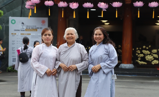Hàng vạn người xếp hàng chiêm bái xá lợi Phật và trái tim Bồ tát Thích Quảng Đức- Ảnh 3. Hàng vạn người xếp hàng chiêm bái xá lợi Phật và trái tim Bồ tát Thích Quảng Đức- Ảnh 3.
