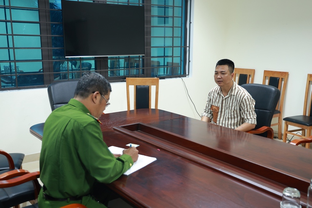 Kẻ cầm đầu băng nhóm liên quan vụ chiếm đoạt lô gỗ tiền tỷ ra đầu thú- Ảnh 1. Kẻ cầm đầu băng nhóm liên quan vụ chiếm đoạt lô gỗ tiền tỷ ra đầu thú- Ảnh 1.