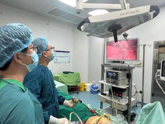 Hy hữu: Người đàn ông bị viên đá bắn thủng bụng khi đang cắt cỏ- Ảnh 1. Hy hữu: Người đàn ông bị viên đá bắn thủng bụng khi đang cắt cỏ- Ảnh 1.