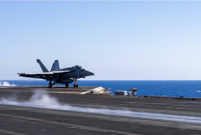 Chiến đấu cơ F/A-18 Super Hornet của Mỹ bị rơi từ tàu sân bay xuống Biển Đỏ- Ảnh 1. Chiến đấu cơ F/A-18 Super Hornet của Mỹ bị rơi từ tàu sân bay xuống Biển Đỏ- Ảnh 1.
