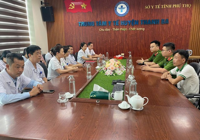 Phú Thọ: Người đàn ông tấn công nhân viên y tế tại Thanh Ba công khai xin lỗi các y, bác sỹ
- Ảnh 1. Phú Thọ: Người đàn ông tấn công nhân viên y tế tại Thanh Ba công khai xin lỗi các y, bác sỹ
- Ảnh 1.