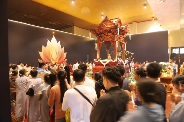 Hàng vạn người xếp hàng chiêm bái xá lợi Phật và trái tim Bồ tát Thích Quảng Đức- Ảnh 2. Hàng vạn người xếp hàng chiêm bái xá lợi Phật và trái tim Bồ tát Thích Quảng Đức- Ảnh 2.