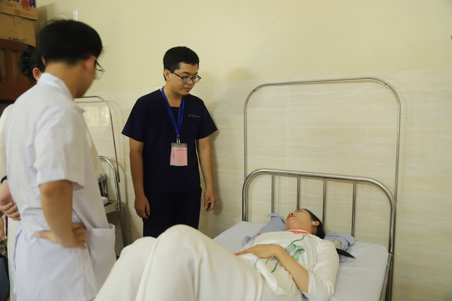 Hàng vạn người xếp hàng chiêm bái xá lợi Phật và trái tim Bồ tát Thích Quảng Đức- Ảnh 7. Hàng vạn người xếp hàng chiêm bái xá lợi Phật và trái tim Bồ tát Thích Quảng Đức- Ảnh 7.