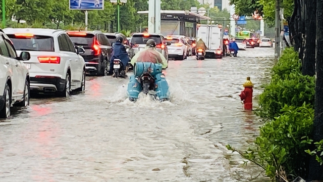 Nhiều hình thái thời tiết nguy hiểm diễn ra trong những ngày tới- Ảnh 2. Nhiều hình thái thời tiết nguy hiểm diễn ra trong những ngày tới- Ảnh 2.