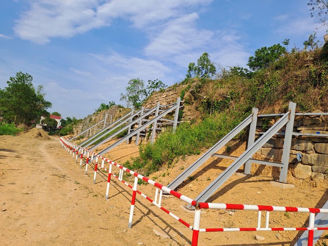 Thanh Hóa: 16 đoạn tường thành đá hơn 600 năm đứng trước nguy cơ sụp đổ- Ảnh 4. Thanh Hóa: 16 đoạn tường thành đá hơn 600 năm đứng trước nguy cơ sụp đổ- Ảnh 4.