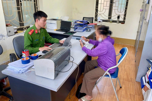 Cụ bà 77 tuổi suýt mất 200 triệu đồng sau khi nghe 'công an rởm' đọc lệnh khởi tố qua điện thoại- Ảnh 1. Cụ bà 77 tuổi suýt mất 200 triệu đồng sau khi nghe 'công an rởm' đọc lệnh khởi tố qua điện thoại- Ảnh 1.