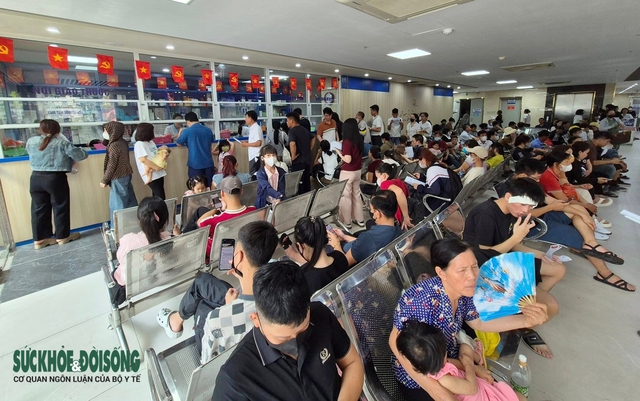 Chật kín người khám bệnh da liễu mùa hè, người dân nên đặt khám online- Ảnh 4. Chật kín người khám bệnh da liễu mùa hè, người dân nên đặt khám online- Ảnh 4.