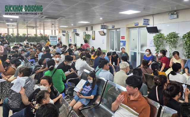 Chật kín người khám bệnh da liễu mùa hè, người dân nên đặt khám online- Ảnh 3. Chật kín người khám bệnh da liễu mùa hè, người dân nên đặt khám online- Ảnh 3.