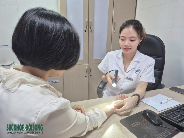 Chật kín người khám bệnh da liễu mùa hè, người dân nên đặt khám online- Ảnh 5. Chật kín người khám bệnh da liễu mùa hè, người dân nên đặt khám online- Ảnh 5.
