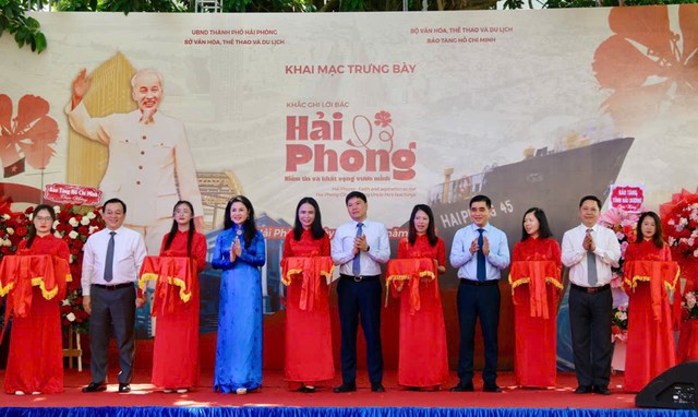 Gần 400 tư liệu, hiện vật quý lần đầu được giới thiệu tại Hải Phòng- Ảnh 1. Gần 400 tư liệu, hiện vật quý lần đầu được giới thiệu tại Hải Phòng- Ảnh 1.