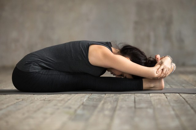 4 tư thế yoga giúp giảm đau bụng kinh- Ảnh 5. 4 tư thế yoga giúp giảm đau bụng kinh- Ảnh 5.