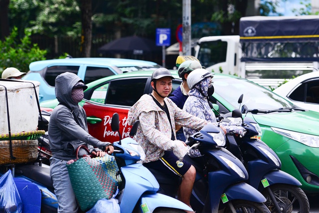 Ngày cuối cùng nắng nóng bỏng rát trước khi đón không khí lạnh- Ảnh 2. Ngày cuối cùng nắng nóng bỏng rát trước khi đón không khí lạnh- Ảnh 2.
