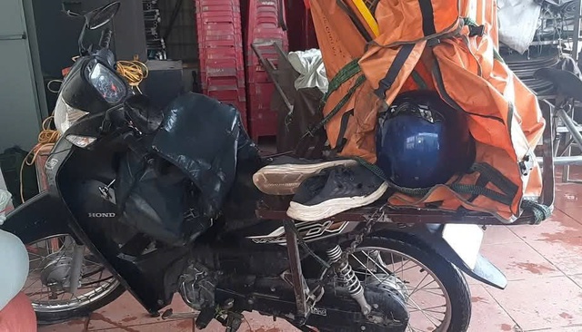 Nam shipper bị sét đánh khi đang đi trên đường- Ảnh 1. Nam shipper bị sét đánh khi đang đi trên đường- Ảnh 1.