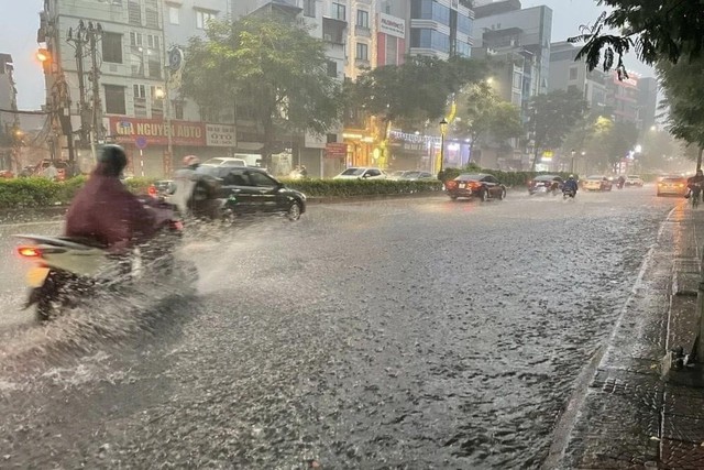 Khẩn cấp cảnh báo mưa dông rất lớn ở nhiều khu vực do khối khí nóng và lạnh giao tranh- Ảnh 2. Khẩn cấp cảnh báo mưa dông rất lớn ở nhiều khu vực do khối khí nóng và lạnh giao tranh- Ảnh 2.