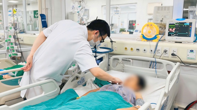 Sốc nhiễm khuẩn nặng sau tiêm khớp ở phòng khám tư- Ảnh 2. Sốc nhiễm khuẩn nặng sau tiêm khớp ở phòng khám tư- Ảnh 2.