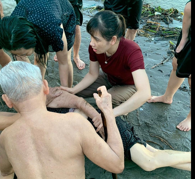 Nữ điều dưỡng ép tim liên tục cứu cụ bà bị đuối nước khi tắm biển- Ảnh 1. Nữ điều dưỡng ép tim liên tục cứu cụ bà bị đuối nước khi tắm biển- Ảnh 1.