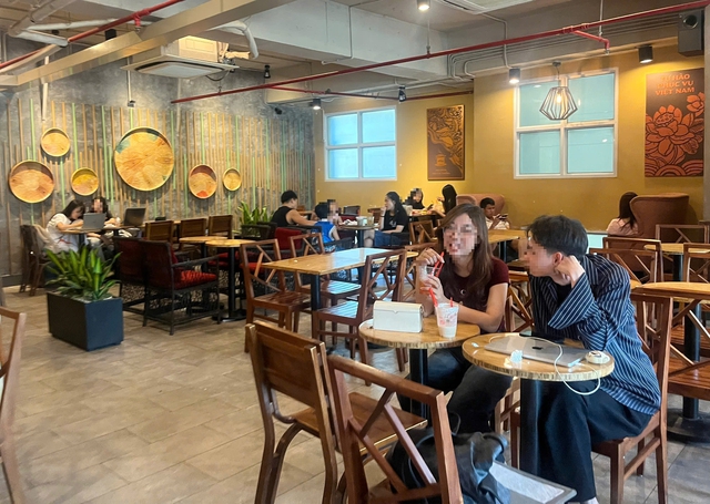 Ngồi chơi ở quán cà phê có cần 'giữ trật tự'?- Ảnh 2. Ngồi chơi ở quán cà phê có cần 'giữ trật tự'?- Ảnh 2.