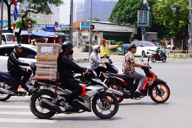 Miền Bắc nắng bỏng rát từ sáng đến tối- Ảnh 2. Miền Bắc nắng bỏng rát từ sáng đến tối- Ảnh 2.