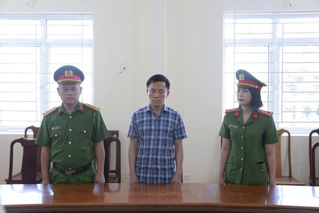 Khởi tố chủ tịch xã để hư hỏng hàng trăm tấn xi măng- Ảnh 1. Khởi tố chủ tịch xã để hư hỏng hàng trăm tấn xi măng- Ảnh 1.