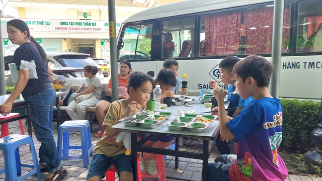 Nhà ăn Hạnh phúc, nơi lan tỏa tình người- Ảnh 2. Nhà ăn Hạnh phúc, nơi lan tỏa tình người- Ảnh 2.