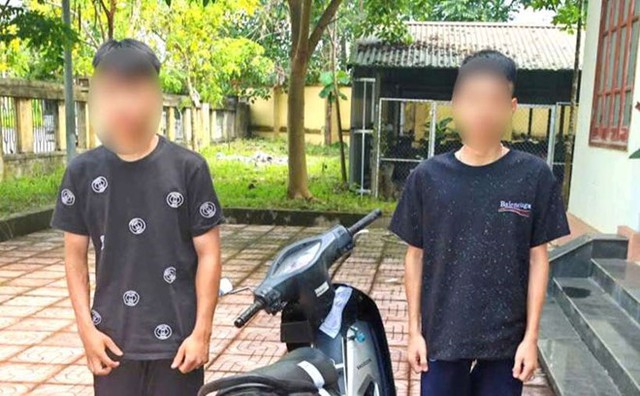 Phạt 2 thanh niên 'bốc đầu' xe máy rồi khoe trên Facebook- Ảnh 1. Phạt 2 thanh niên 'bốc đầu' xe máy rồi khoe trên Facebook- Ảnh 1.
