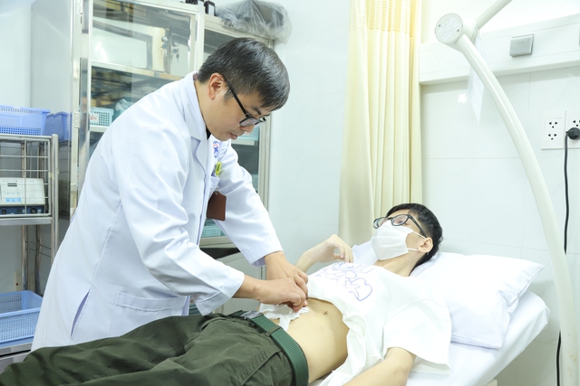 Thanh niên 19 tuổi bị teo cơ, dạ dày sa xuống vùng mào chậu, hẹp môn vị do thức khuya, nghiện game- Ảnh 1. Thanh niên 19 tuổi bị teo cơ, dạ dày sa xuống vùng mào chậu, hẹp môn vị do thức khuya, nghiện game- Ảnh 1.