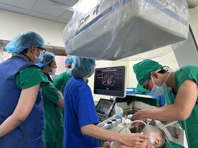Bác sĩ trong ê-kíp thông tim bào thai cho phụ nữ Singapore tham gia chữa nhiều ca tim bẩm sinh ở Khánh Hoà- Ảnh 1. Bác sĩ trong ê-kíp thông tim bào thai cho phụ nữ Singapore tham gia chữa nhiều ca tim bẩm sinh ở Khánh Hoà- Ảnh 1.