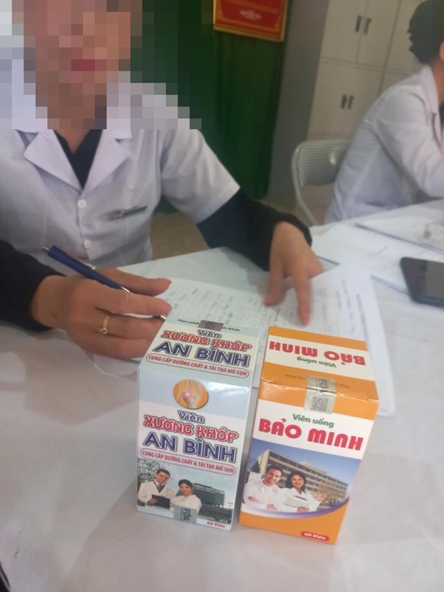 Xôn xao thông tin nhóm người mặc áo blouse khám, bán sản phẩm bảo vệ sức khỏe 'giá trên trời’- Ảnh 1. Xôn xao thông tin nhóm người mặc áo blouse khám, bán sản phẩm bảo vệ sức khỏe 'giá trên trời’- Ảnh 1.
