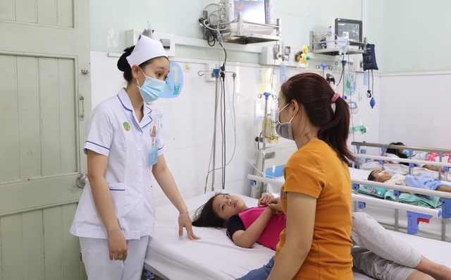 Sốt xuất huyết ở TPHCM tăng gấp 2,5 lần, nhiều trẻ sốc nặng- Ảnh 1.