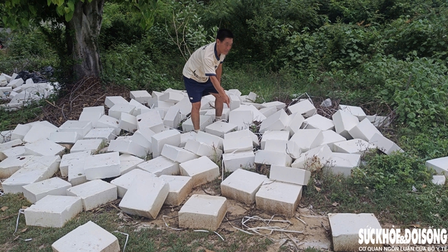 Hàng trăm viên nén màu trắng nghi là phôi xà phòng bị vứt bỏ trái phép- Ảnh 1. Hàng trăm viên nén màu trắng nghi là phôi xà phòng bị vứt bỏ trái phép- Ảnh 1.