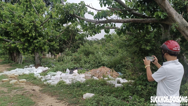 Hàng trăm viên nén màu trắng nghi là phôi xà phòng bị vứt bỏ trái phép- Ảnh 3. Hàng trăm viên nén màu trắng nghi là phôi xà phòng bị vứt bỏ trái phép- Ảnh 3.